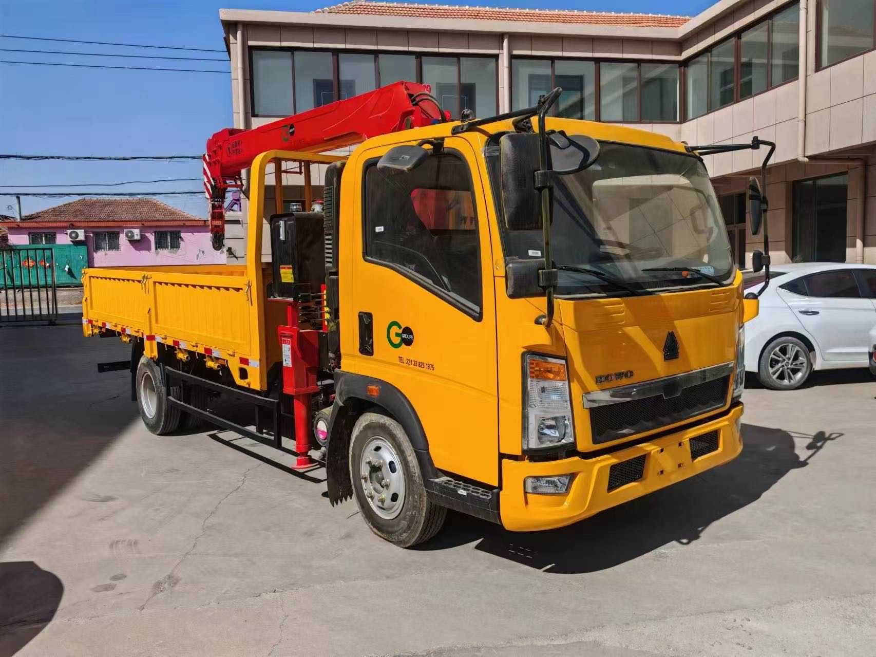 SINOTRUK HOWO 4×2 Mounted-crane Truck 8 tons