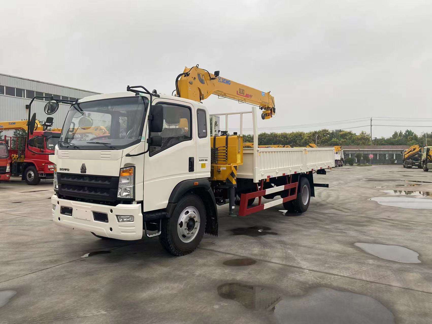 SINOTRUK HOWO 4×2 Mounted-crane Truck 8 tons