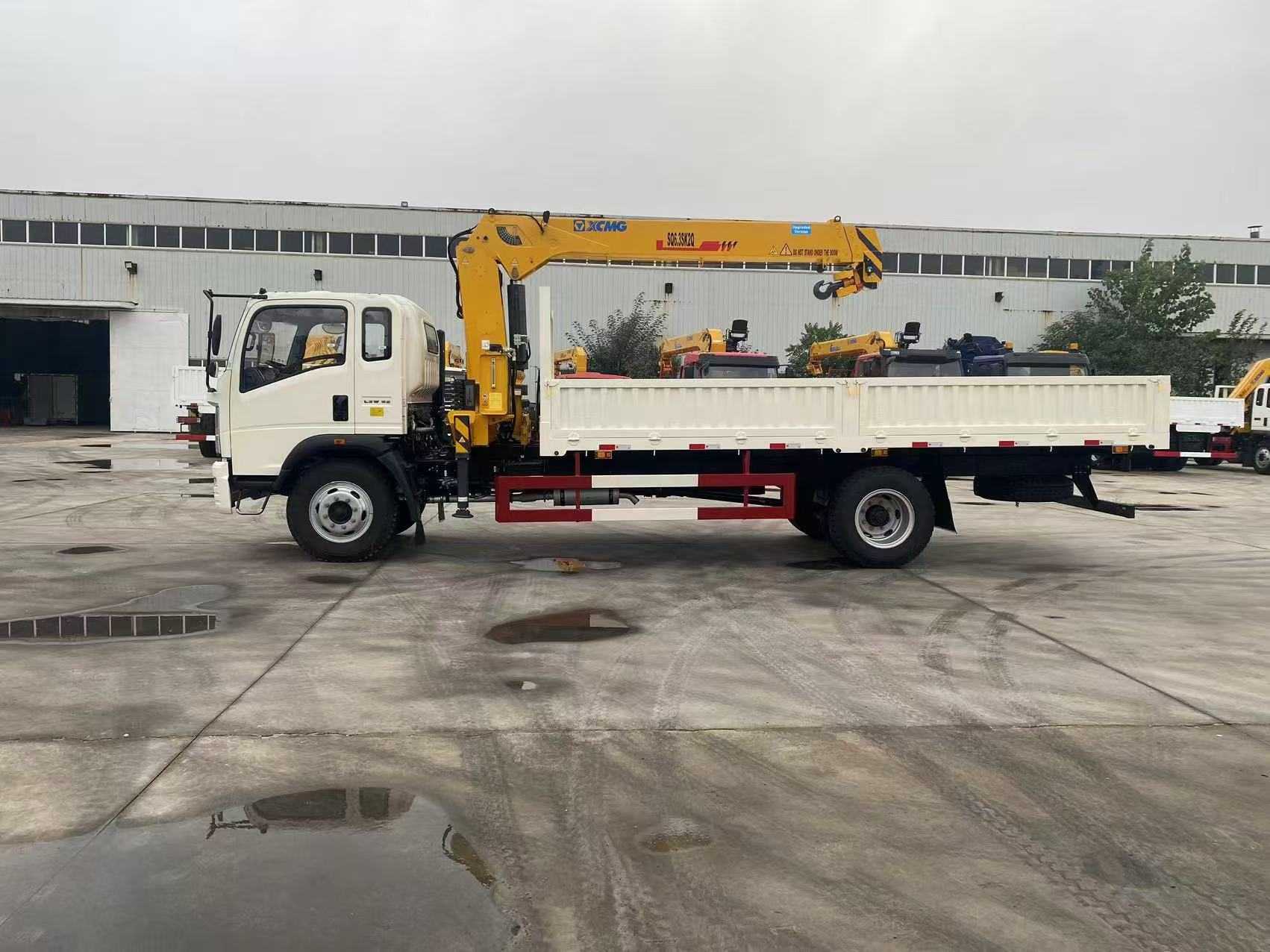 SINOTRUK HOWO 4×2 Mounted-crane Truck 8 tons