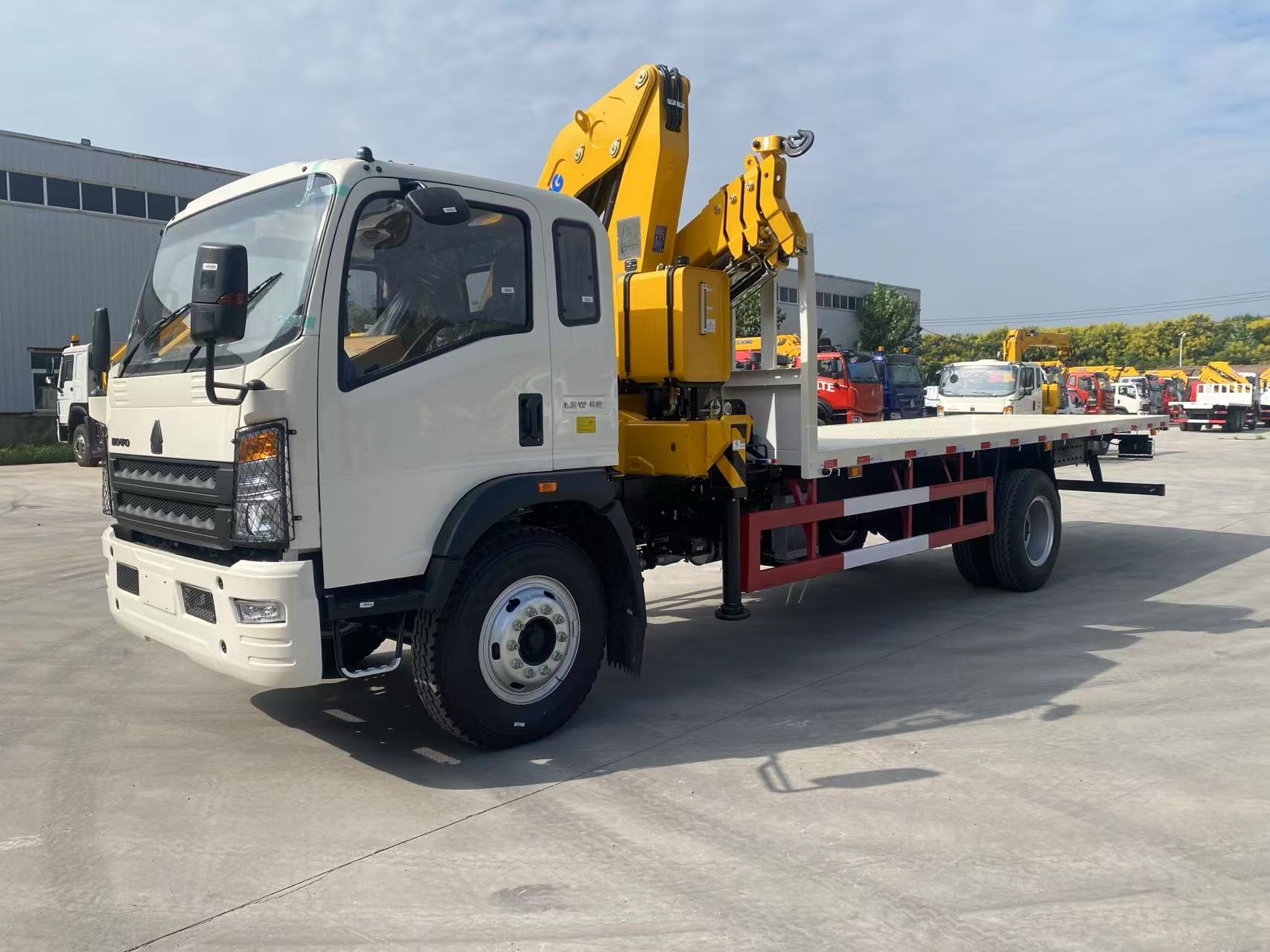 SINOTRUK HOWO 4×2 Mounted-crane Truck 8 tons