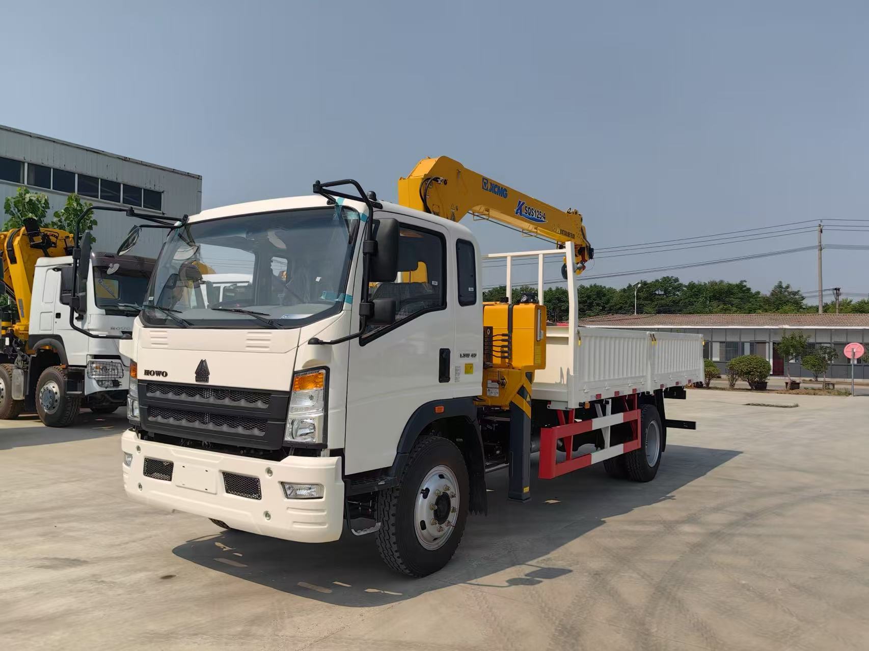 SINOTRUK HOWO 4×2 Mounted-crane Truck 8 tons