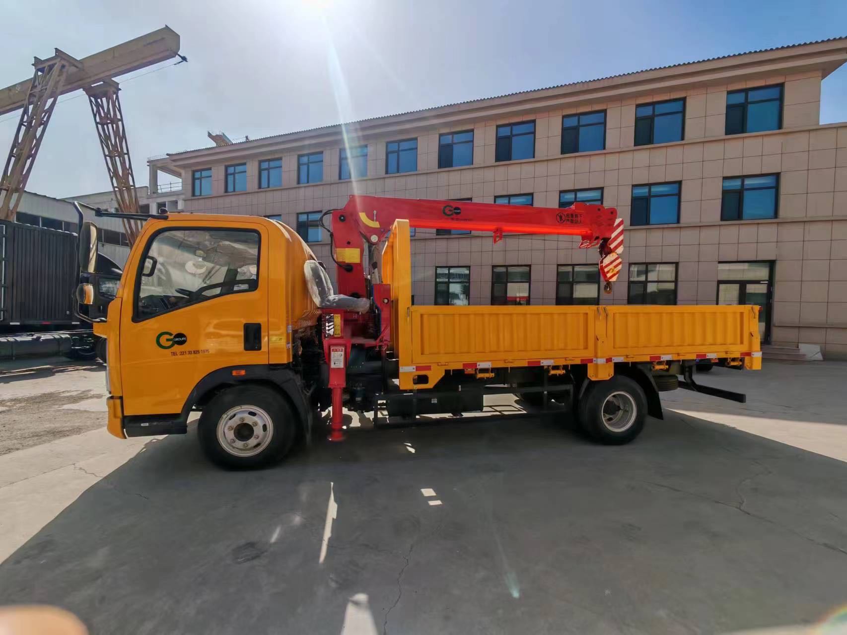 SINOTRUK HOWO 4×2 Mounted-crane Truck 8 tons