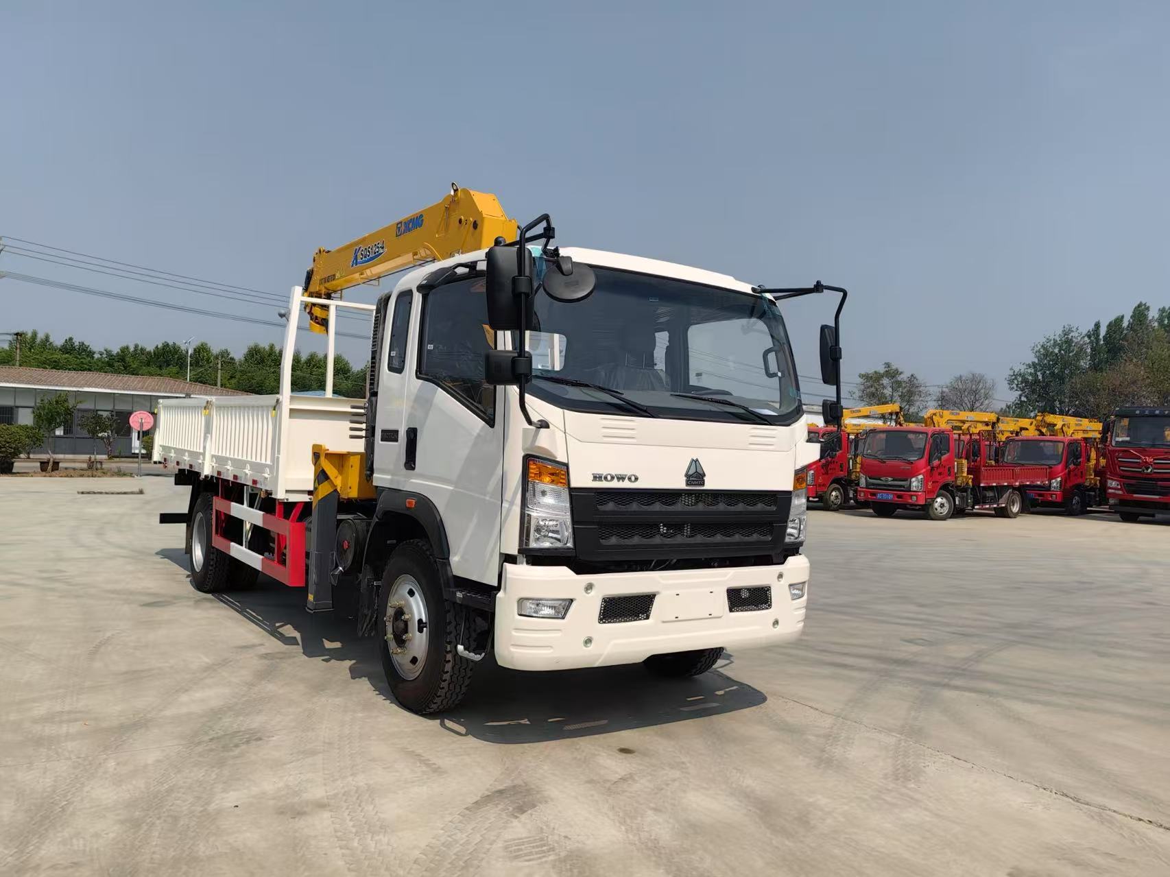 SINOTRUK HOWO 4×2 Mounted-crane Truck 8 tons