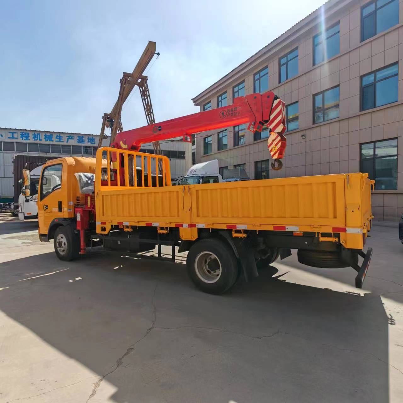 SINOTRUK HOWO 4×2 Mounted-crane Truck 8 tons