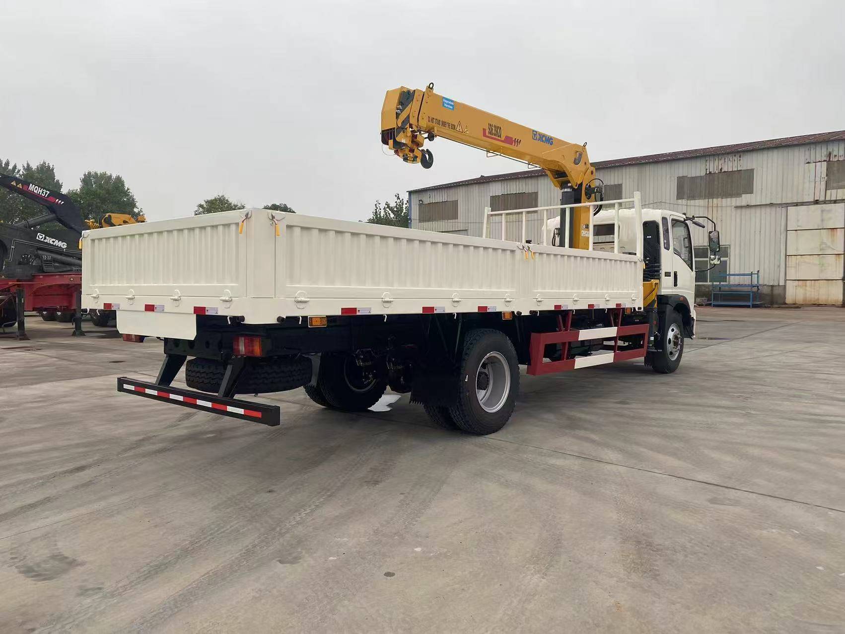 SINOTRUK HOWO 4×2 Mounted-crane Truck 8 tons