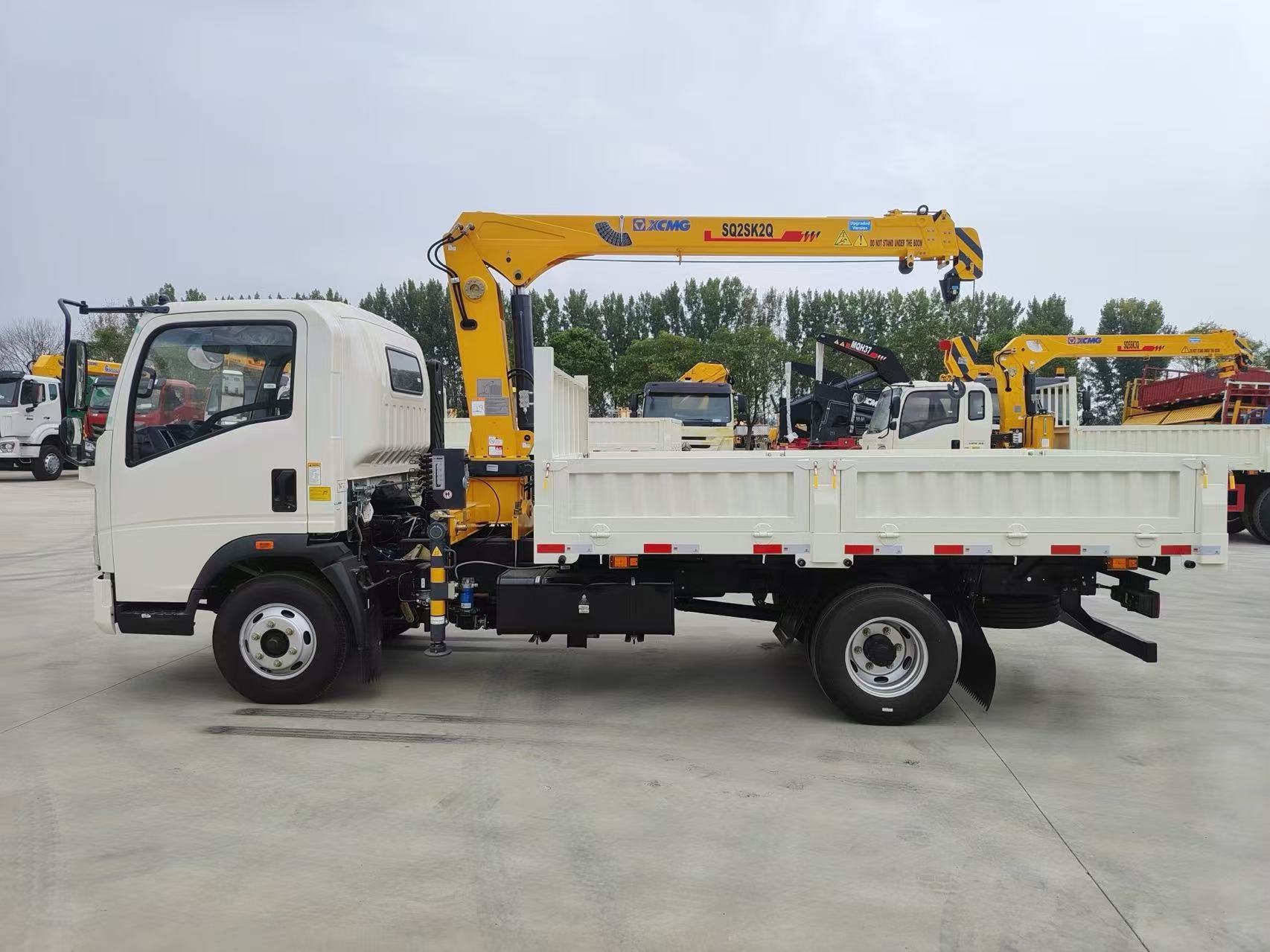 SINOTRUK HOWO 4×2 Mounted-crane Truck 8 tons