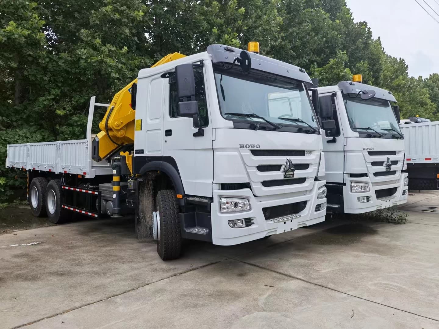 Howo-7 6x4 Cargo Truck mounted with Knuckle Crane