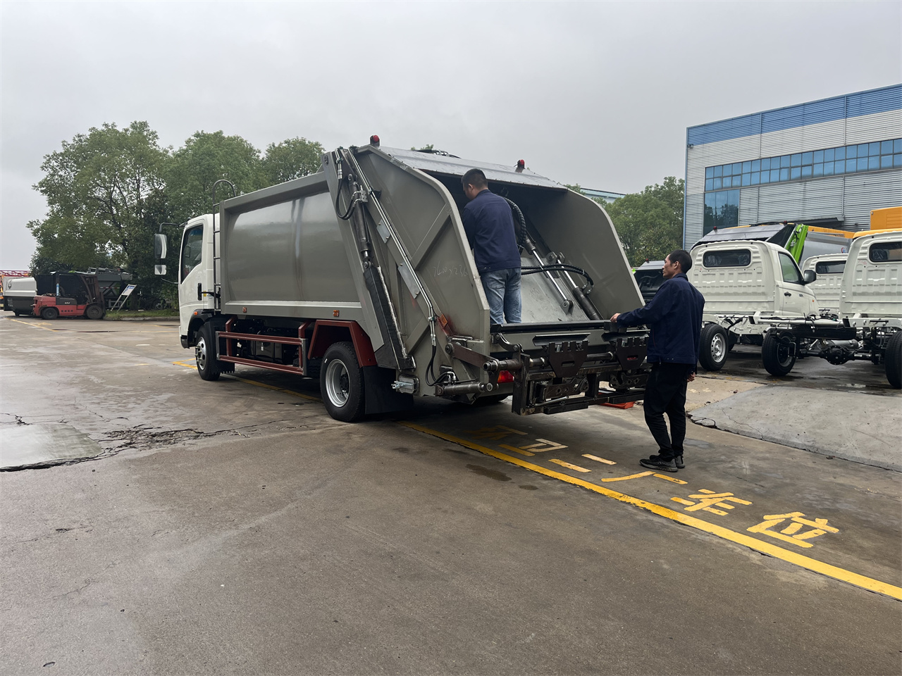 Construction Waste compression Truck in Algeria