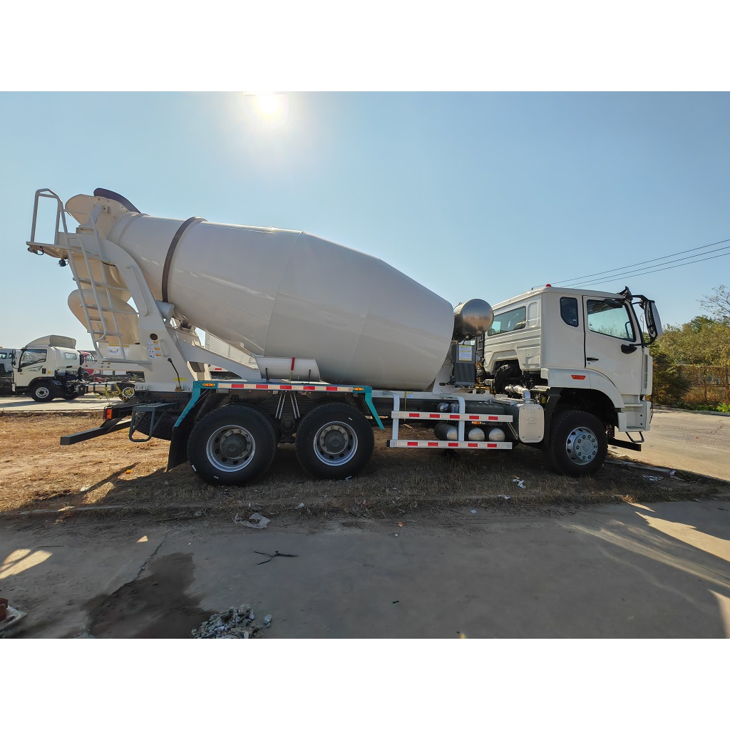 6×4 Sinotruk Concrete Mixer Truck  Uganda