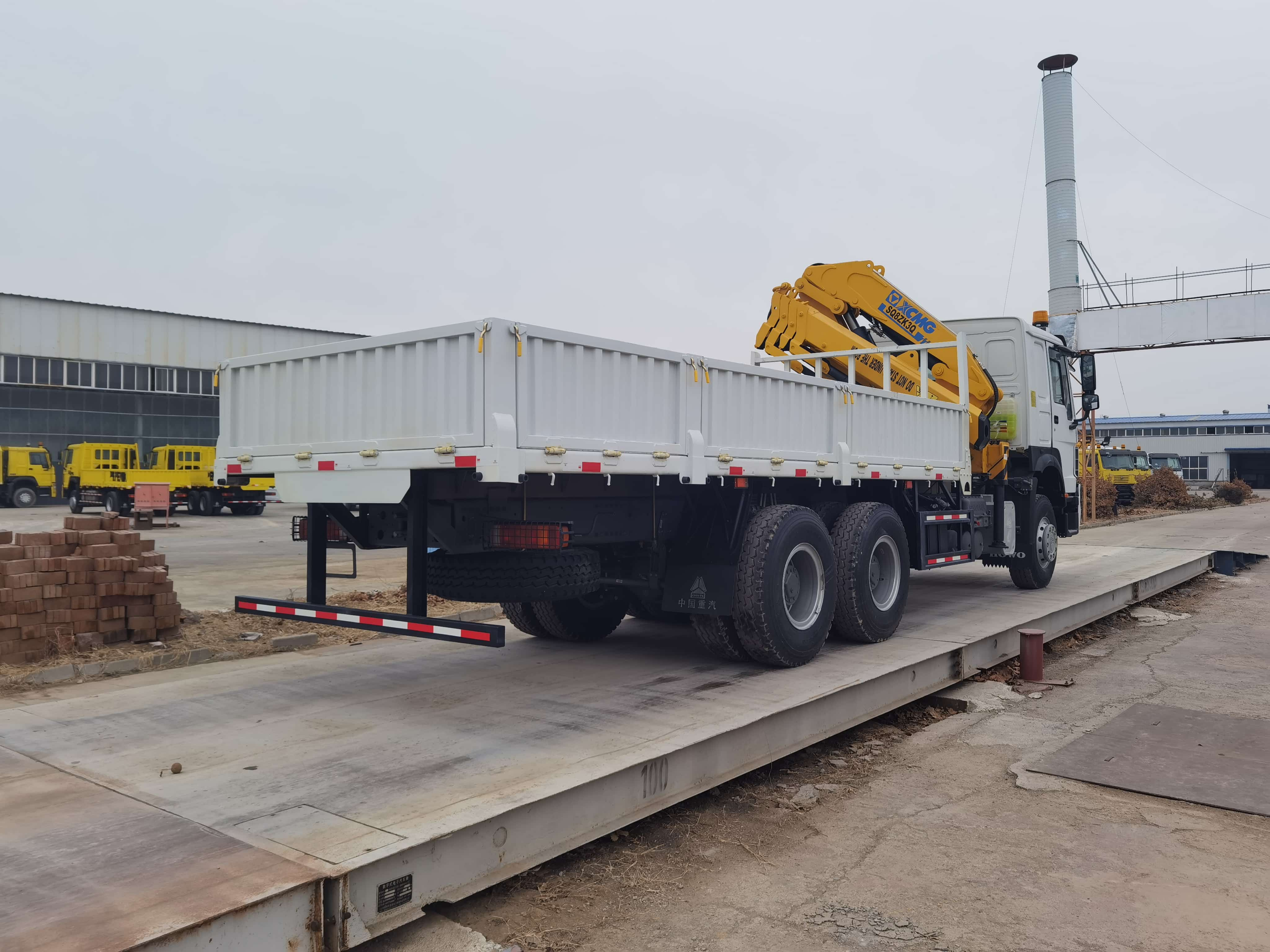 Howo-7 6×4 Cargo Truck mounted with Knuckle Crane