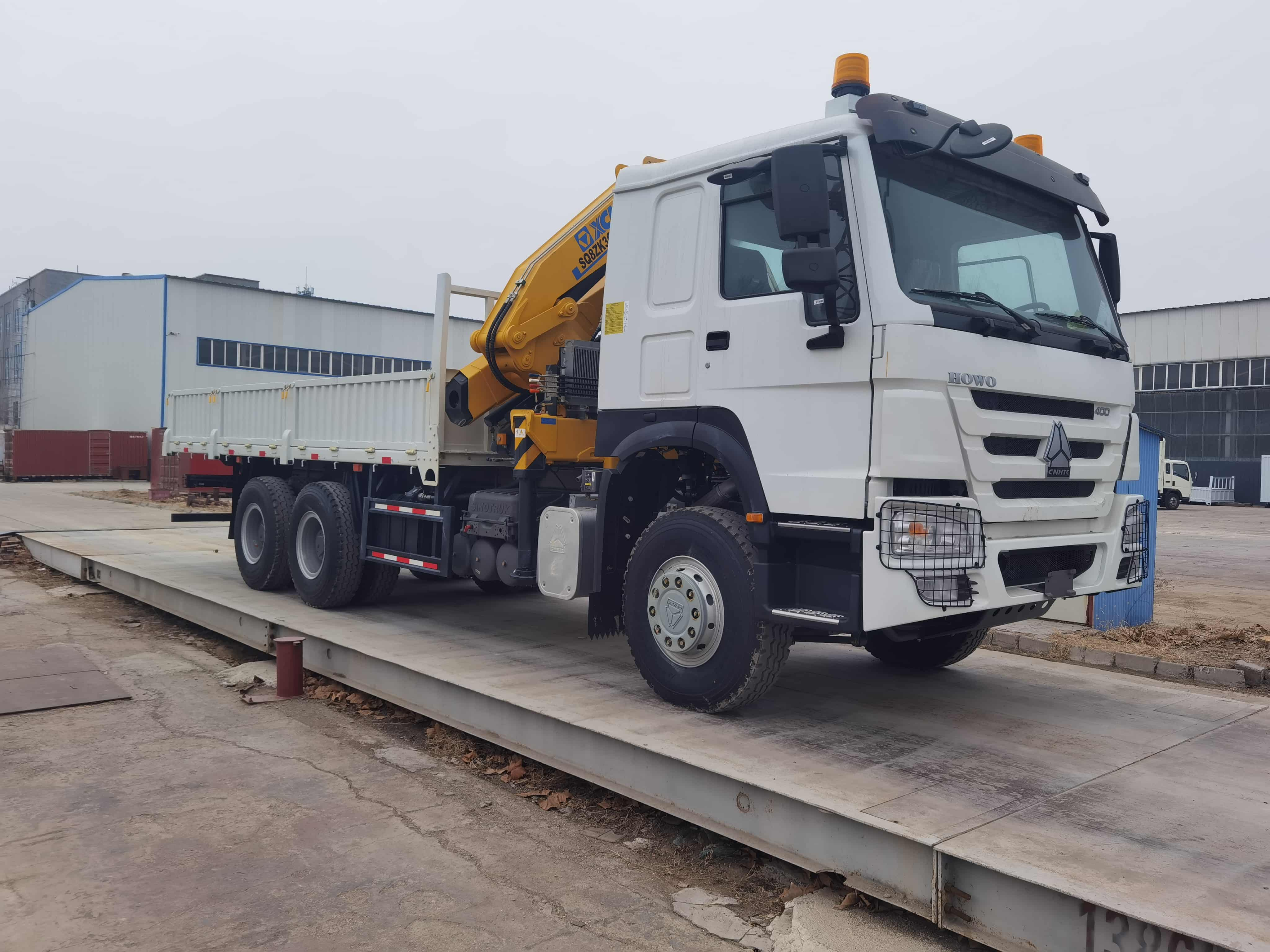 Howo-7 6×4 Cargo Truck mounted with Knuckle Crane