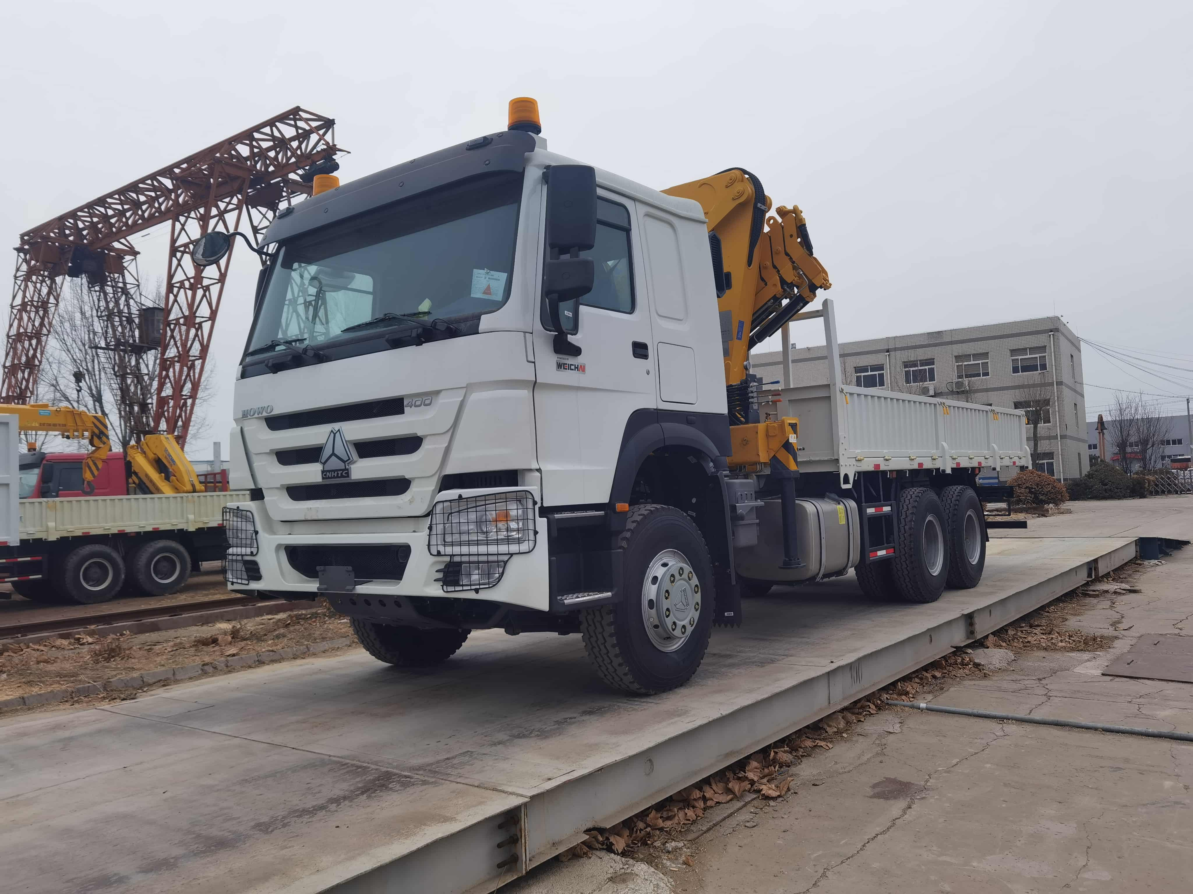 Howo-7 6×4 Cargo Truck mounted with Knuckle Crane