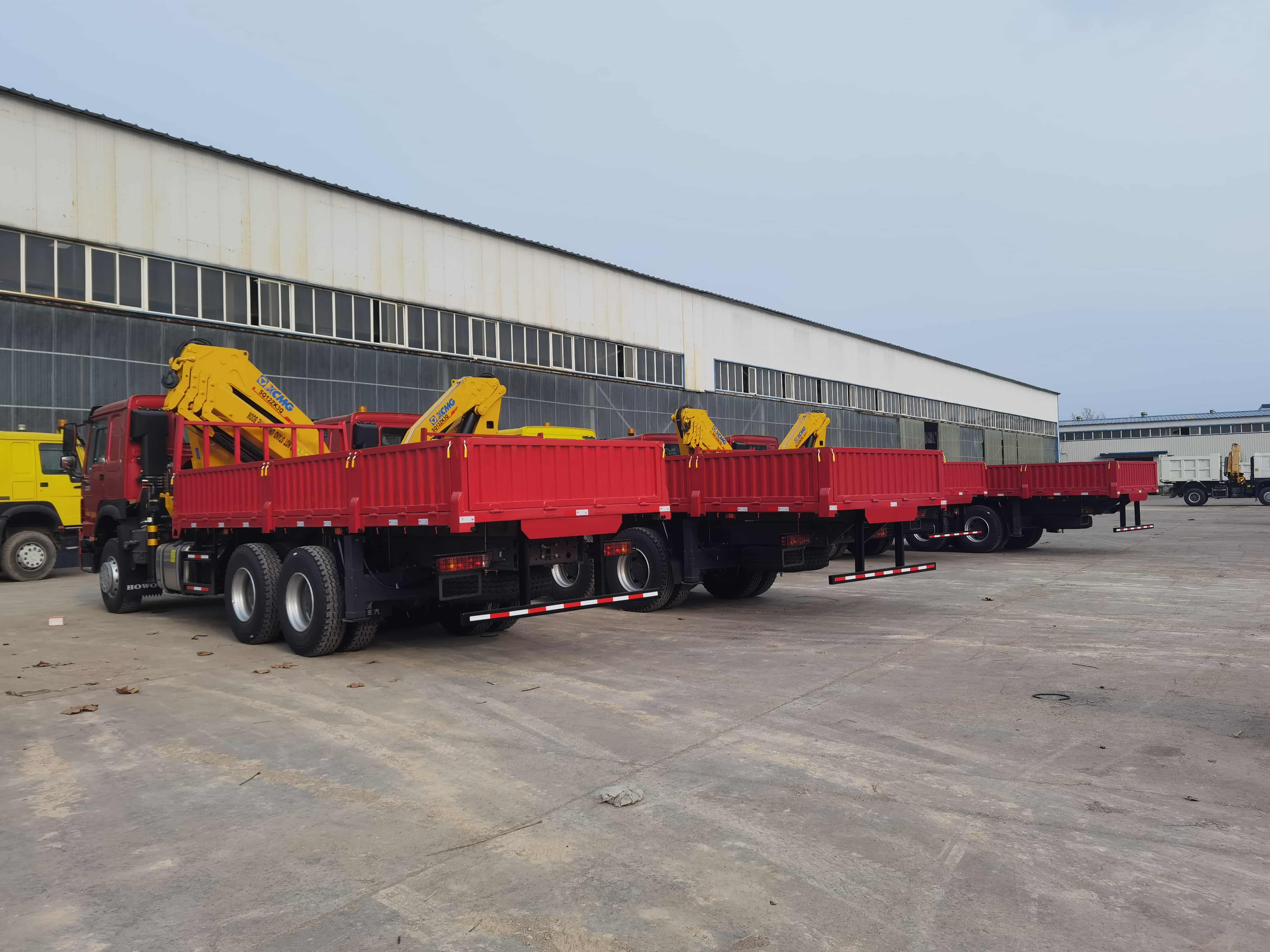 Howo-7 6×4 8×4 Cargo Truck mounted with Knuckle Crane