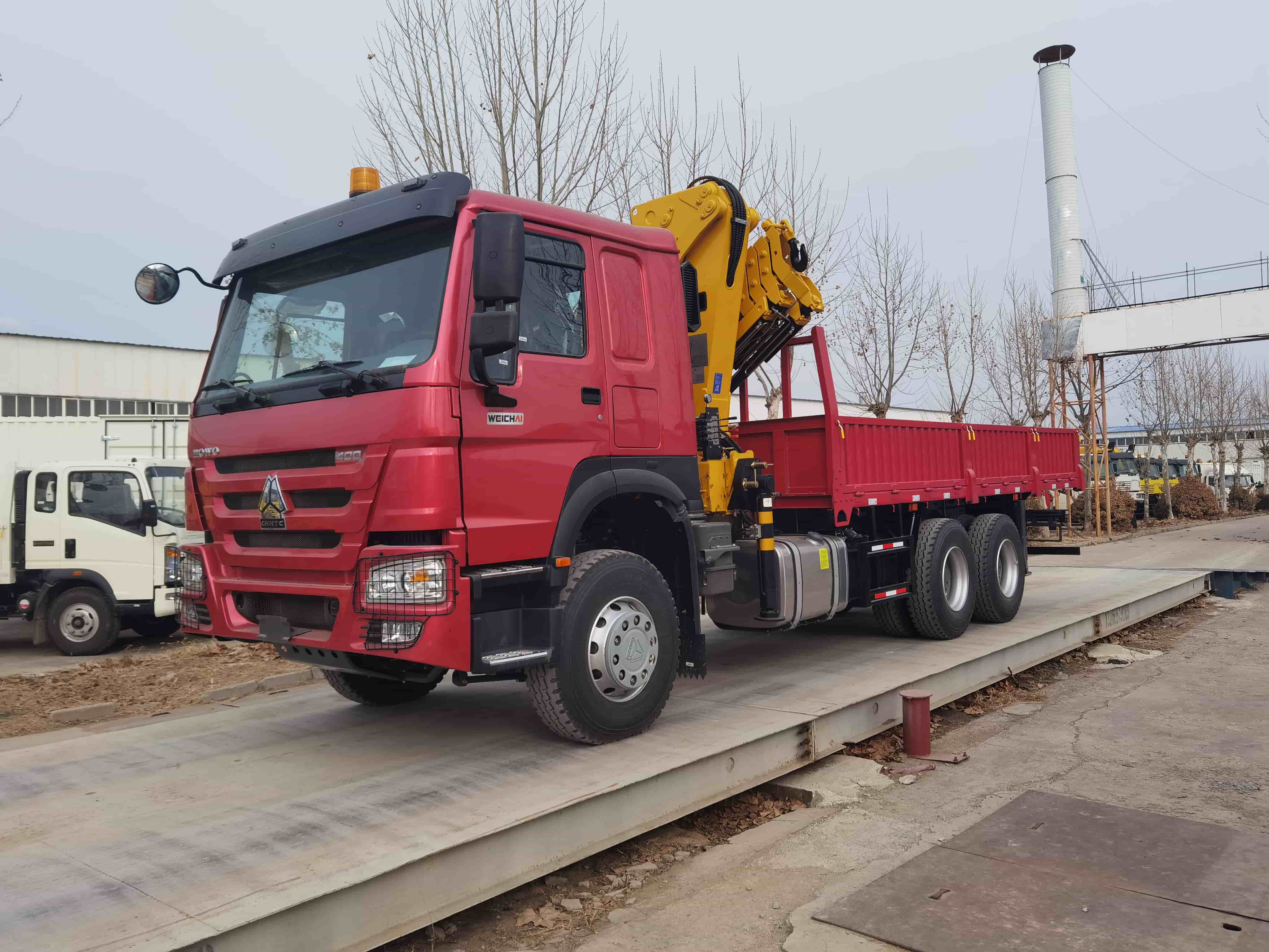 Howo-7 6x4 8x4 Cargo Truck mounted with Knuckle Crane