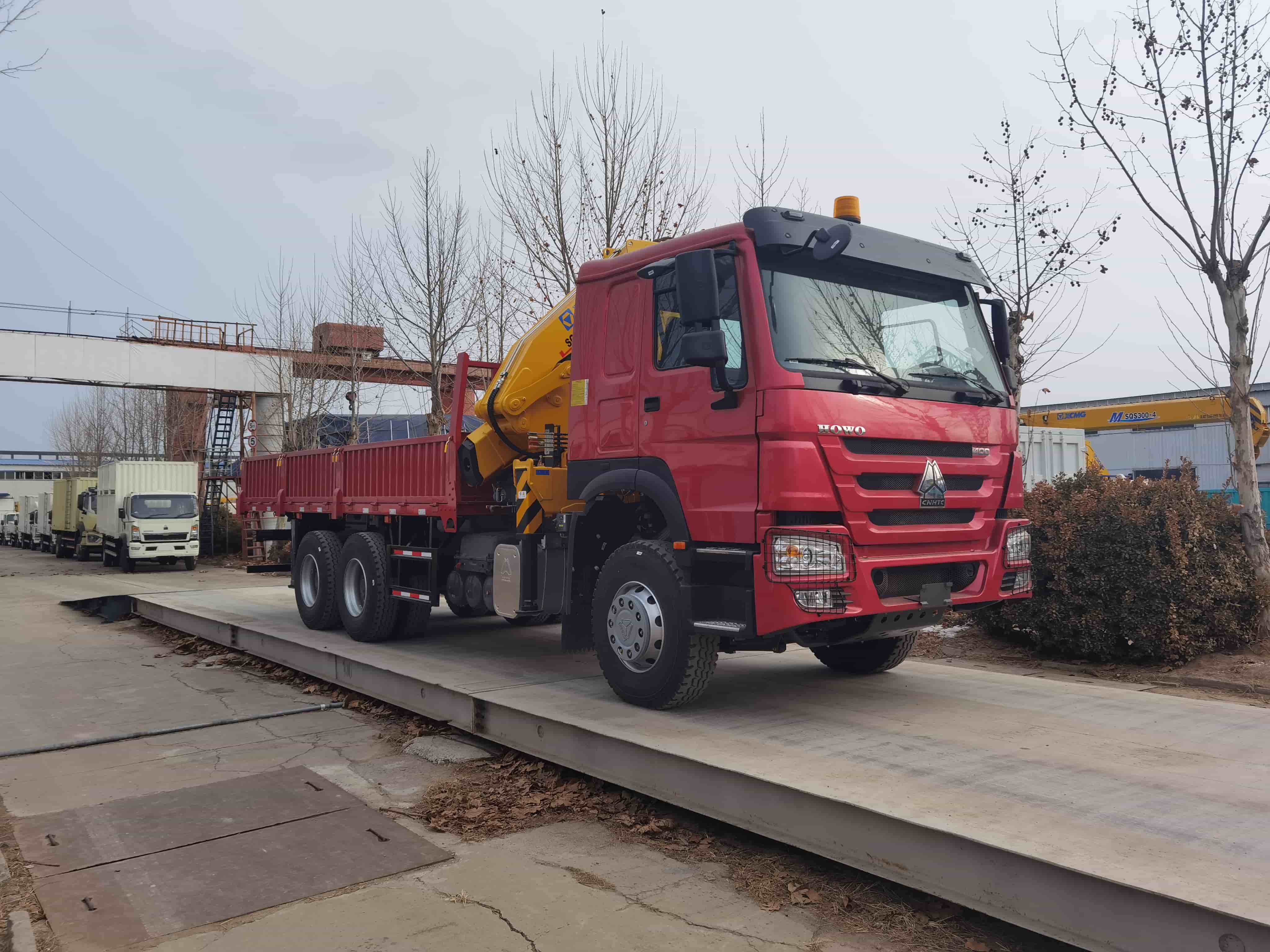 Howo-7 6×4 8×4 Cargo Truck mounted with Knuckle Crane