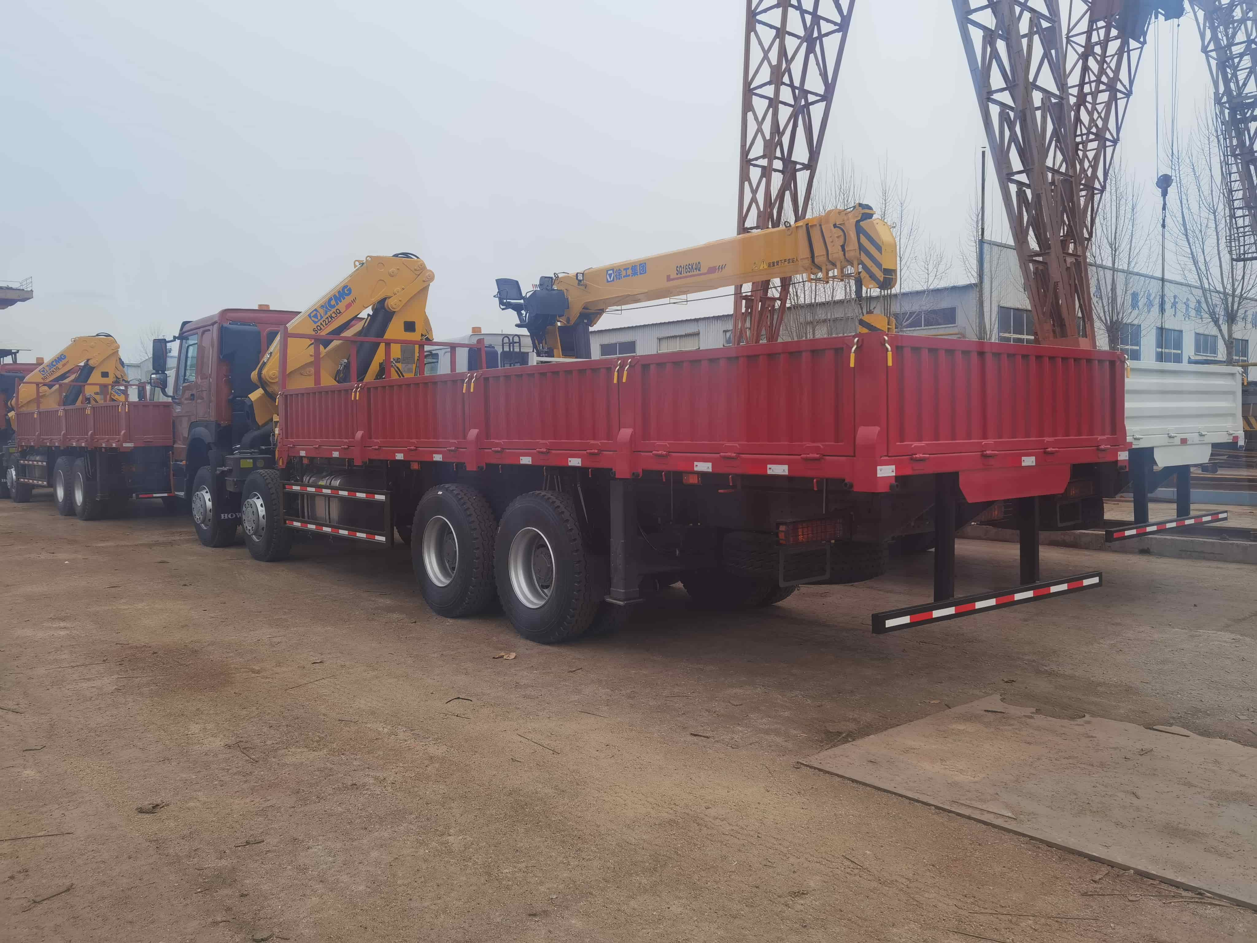 Howo-7 6×4 8×4 Cargo Truck mounted with Knuckle Crane