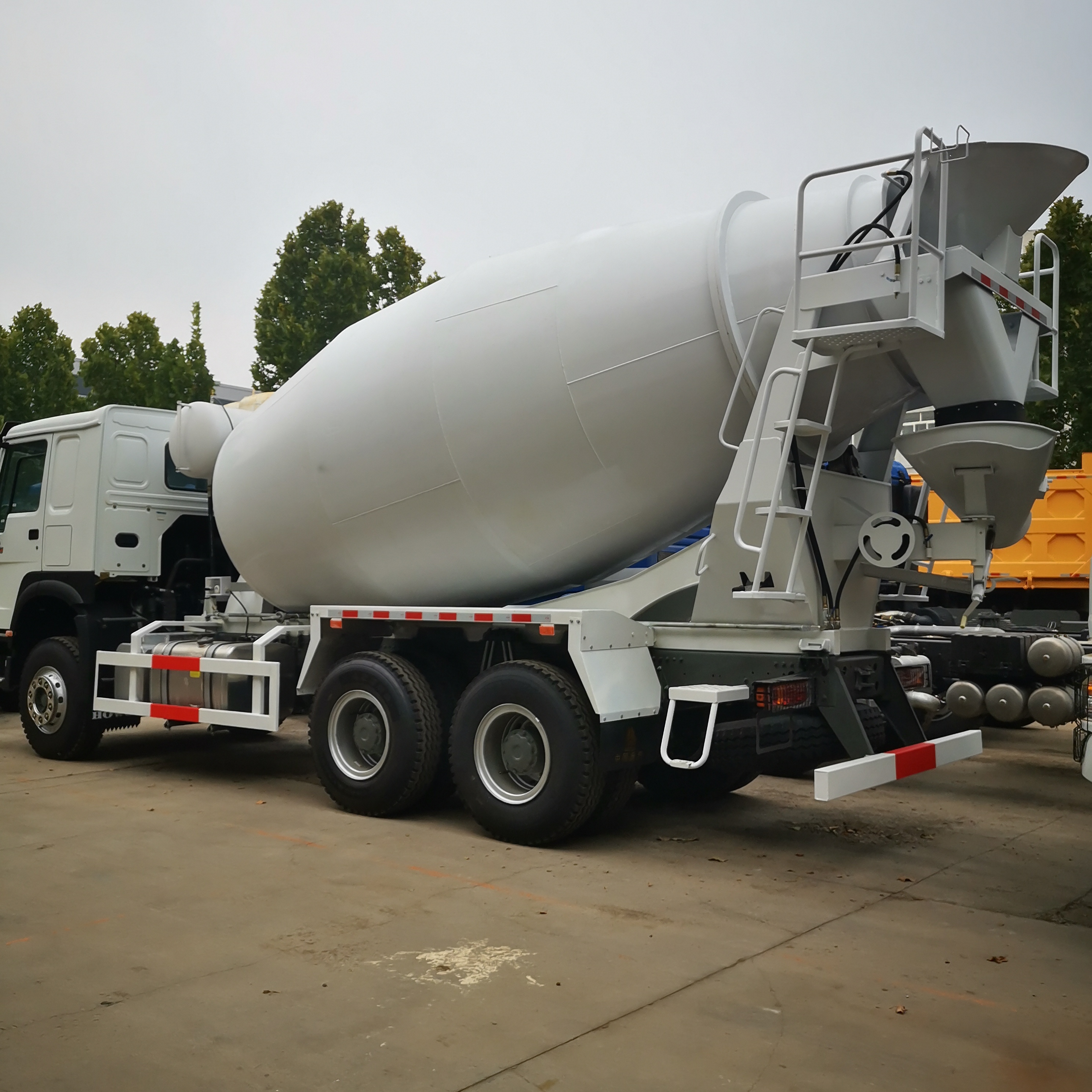 6×4 Sinotruk Concrete Mixer Truck  Uganda