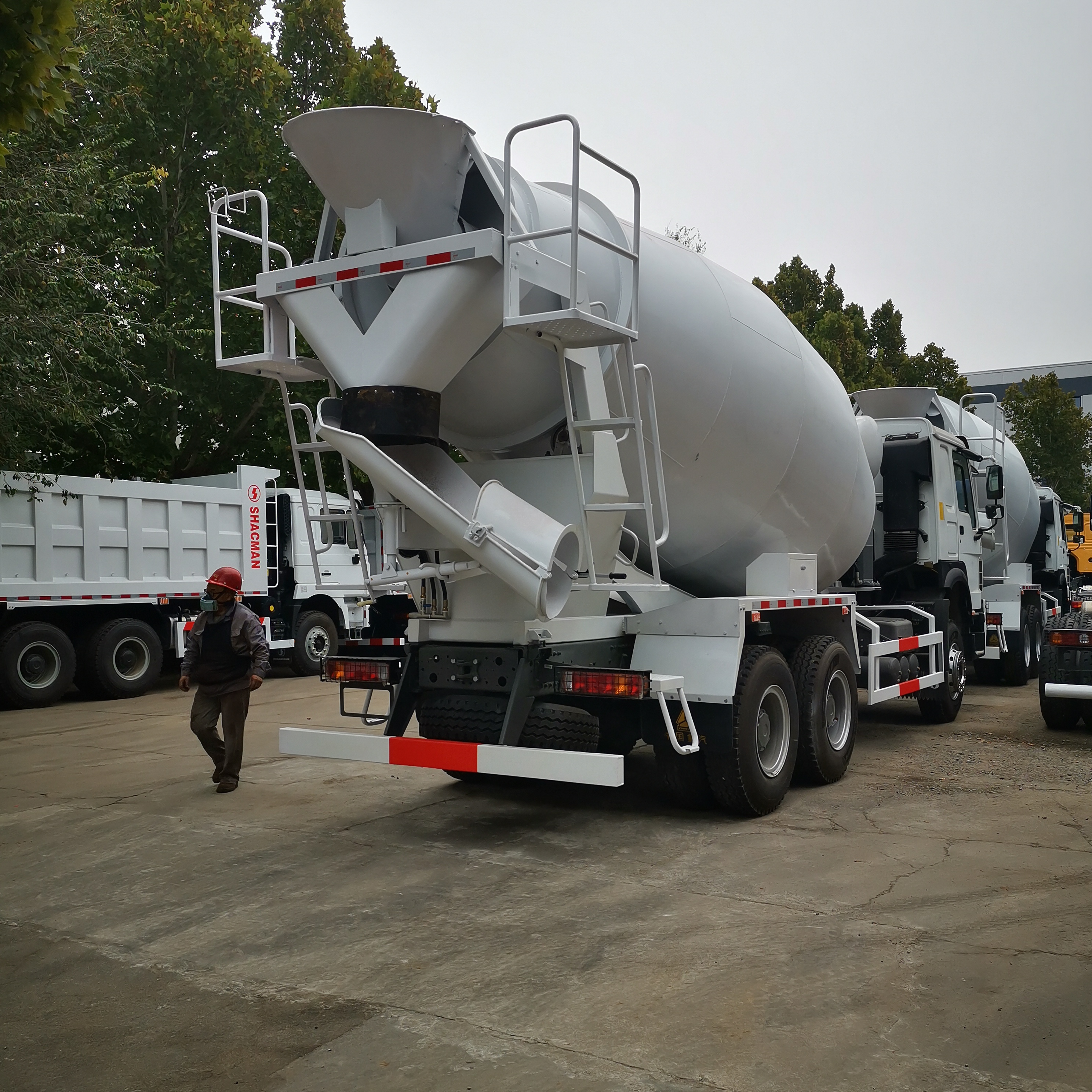 6×4 Sinotruk Concrete Mixer Truck  Uganda