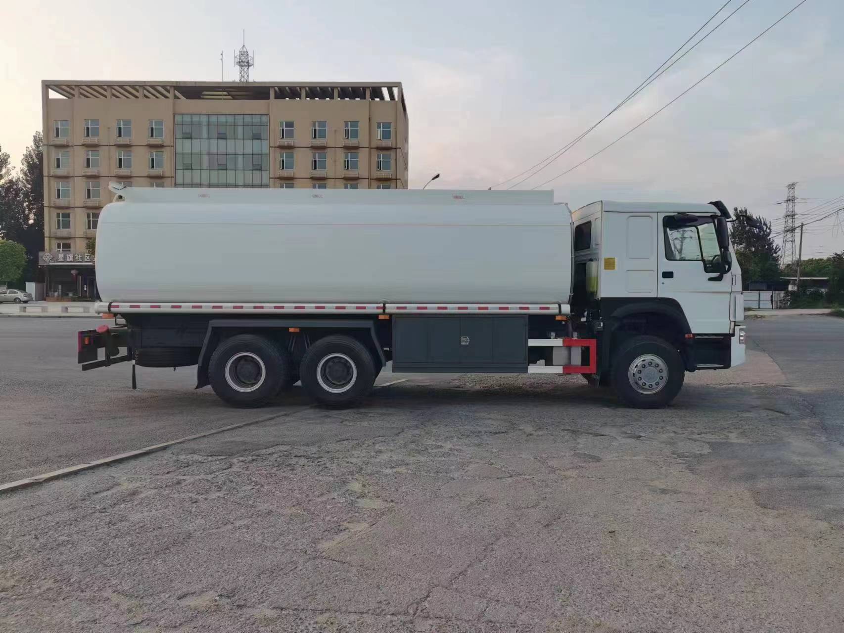 Sinotruck Howo Fuel Tanker Truck 6×4 25 Cubic Nigeria